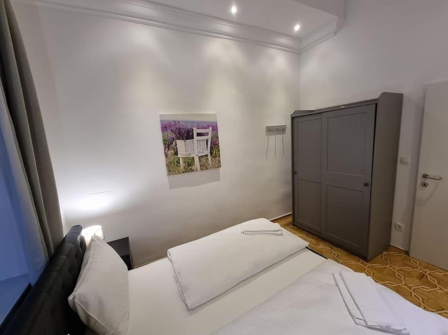Sissi Royal Suite - Inner City 4 Bedroom Apartment Вена Экстерьер фото