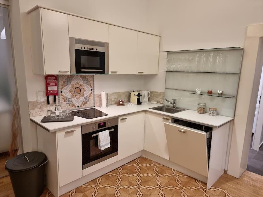 Sissi Royal Suite - Inner City 4 Bedroom Apartment Вена Экстерьер фото