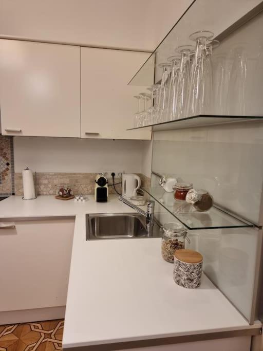 Sissi Royal Suite - Inner City 4 Bedroom Apartment Вена Экстерьер фото