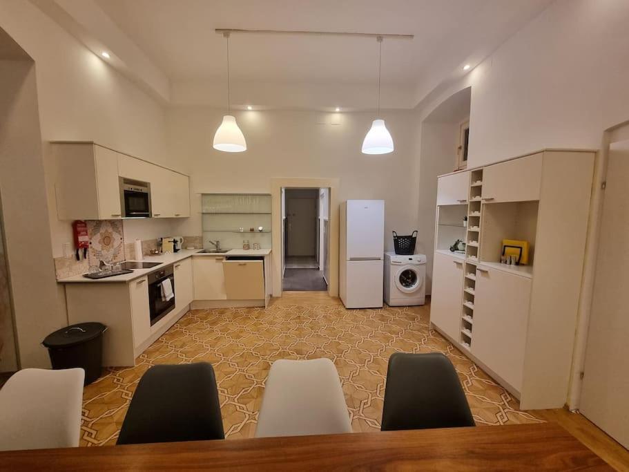 Sissi Royal Suite - Inner City 4 Bedroom Apartment Вена Экстерьер фото